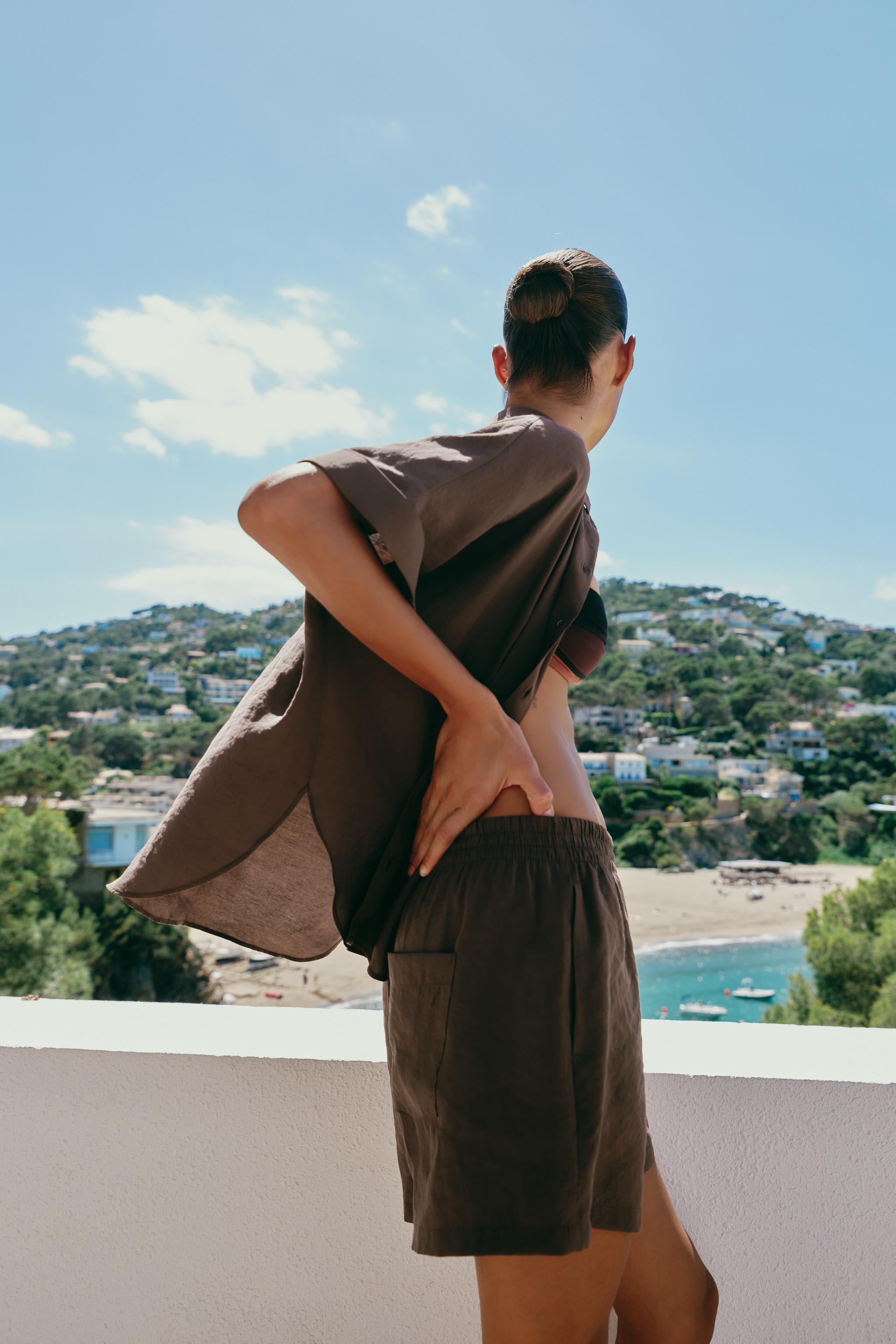 FLOWY SHORTS WITH ELASTIC WAIST